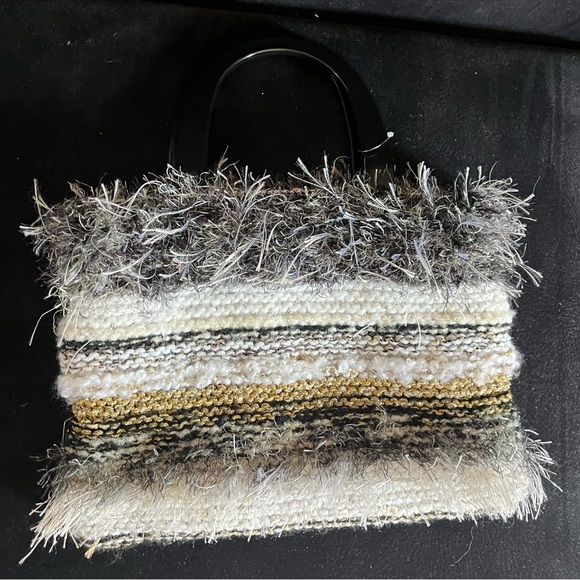 Chic Textured Women's Handbag - Black, Gold, Cream - Picture 10 of 11